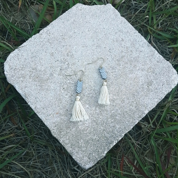 HP~ Arrowhead and tassell earrings - Picture 5 of 7